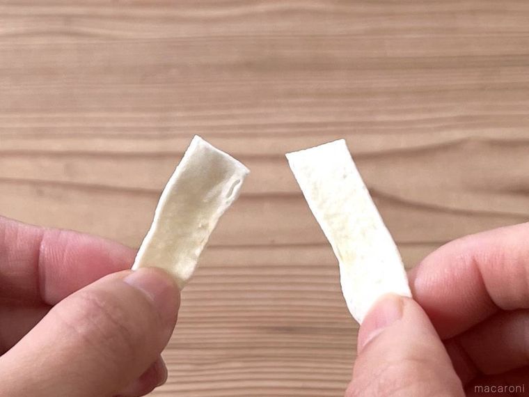 はんぺんチップスを手で半分に折った様子