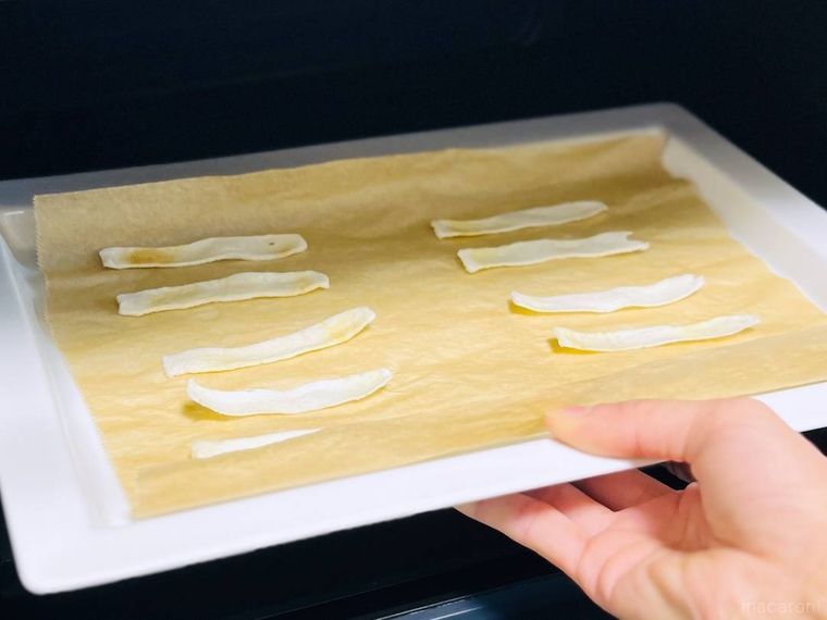 はんぺんチップスを電子レンジの庫内から取り出している様子