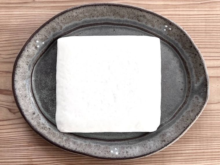 灰色の皿に盛られたはんぺん