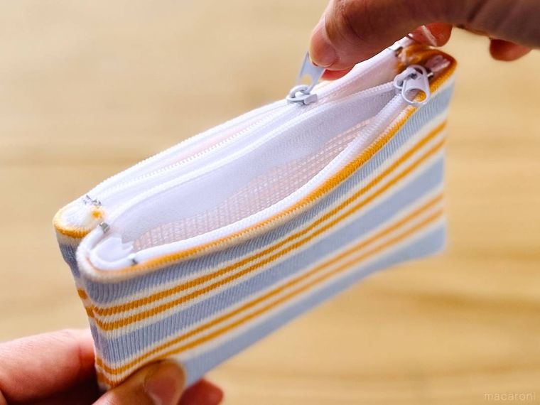 靴下で作ったポーチのチャックを開けている様子