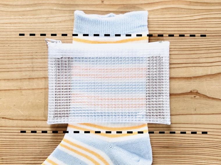 靴下の上にビニールケースを置いた様子