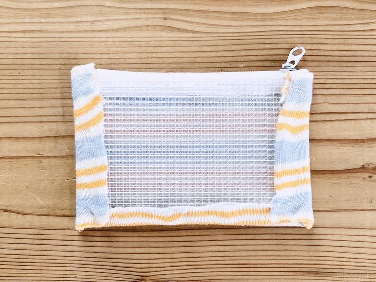 はぎれとビニールケースを貼り合わせた様子