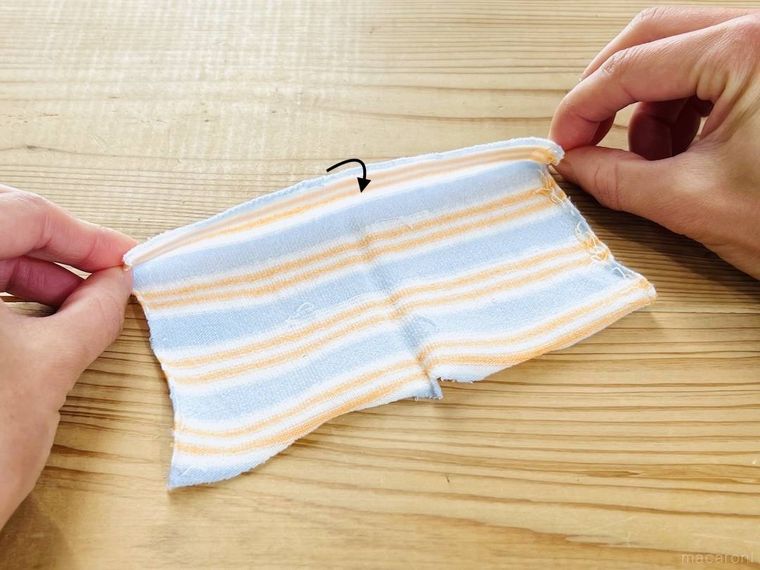 はぎれの上部を折り曲げている様子