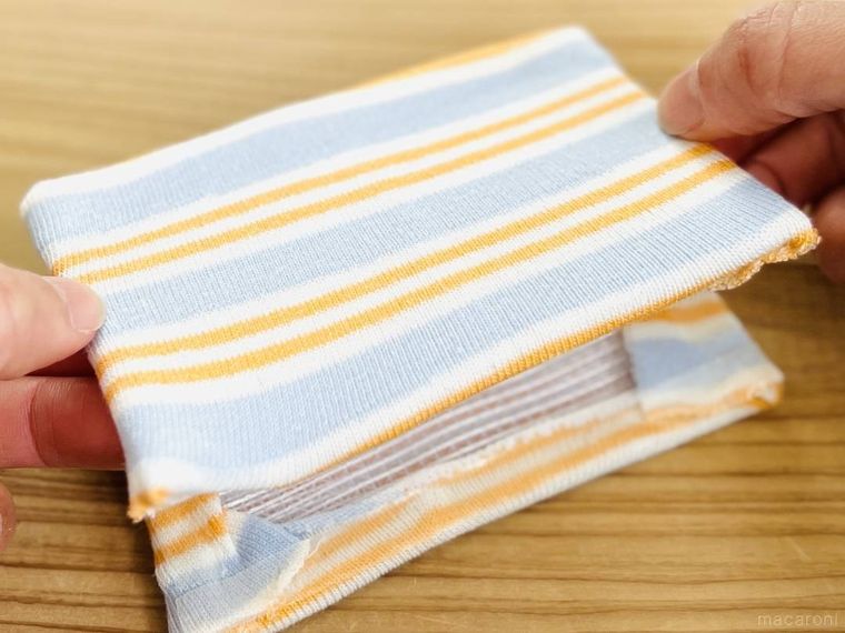 靴下のはぎれでポーチを作っている様子