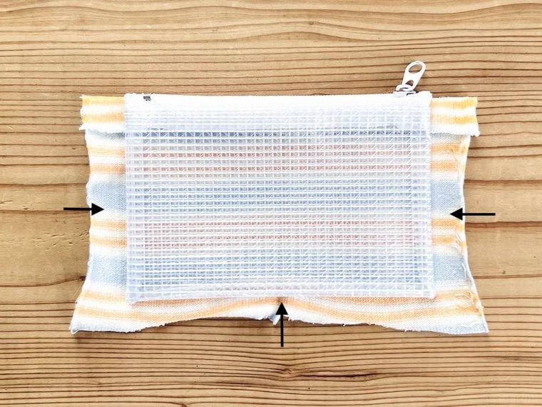 はぎれとビニールケースを貼り合わせた様子