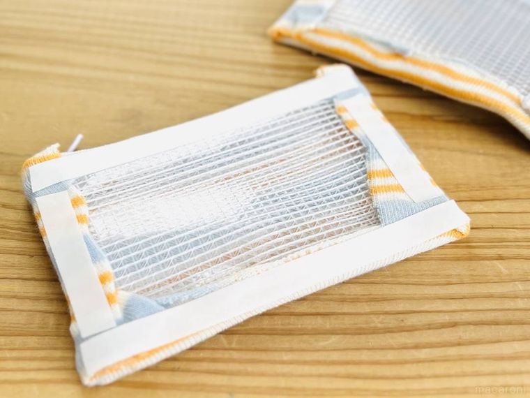 靴下のはぎれでポーチを作っている様子