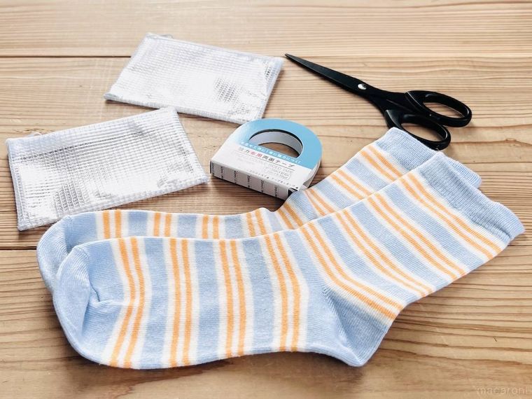 靴下、ビニールケース、布用の強力両面テープ、ハサミ