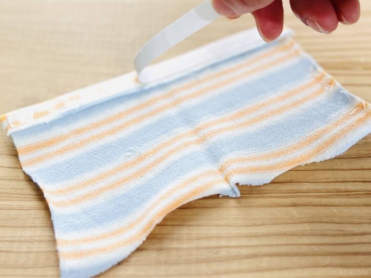 はぎれに貼った両面テープの剥離紙を剥がしている様子