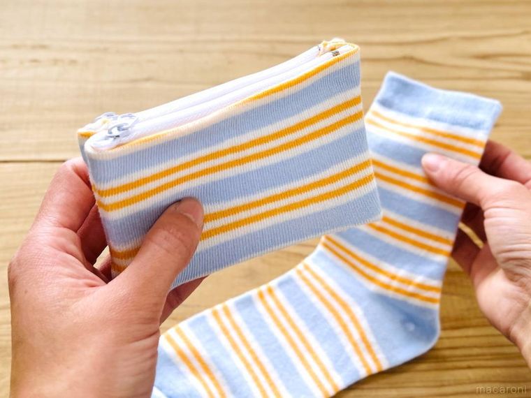 靴下と、靴下で作ったポーチを手で持っている様子