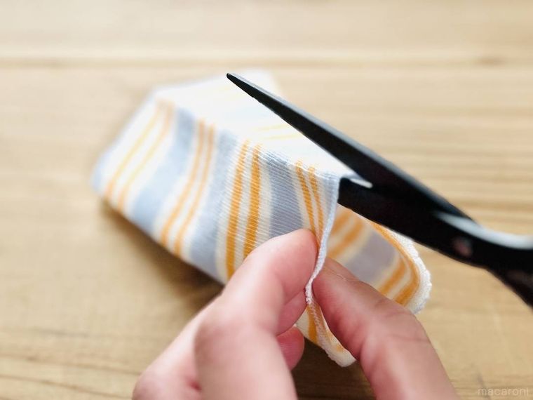 靴下をハサミで切っている様子