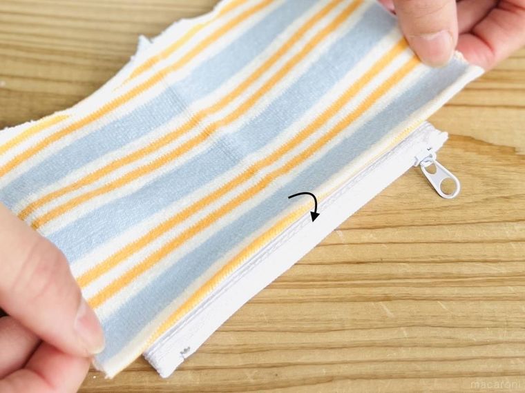 ビニールケースにはぎれを貼っている様子