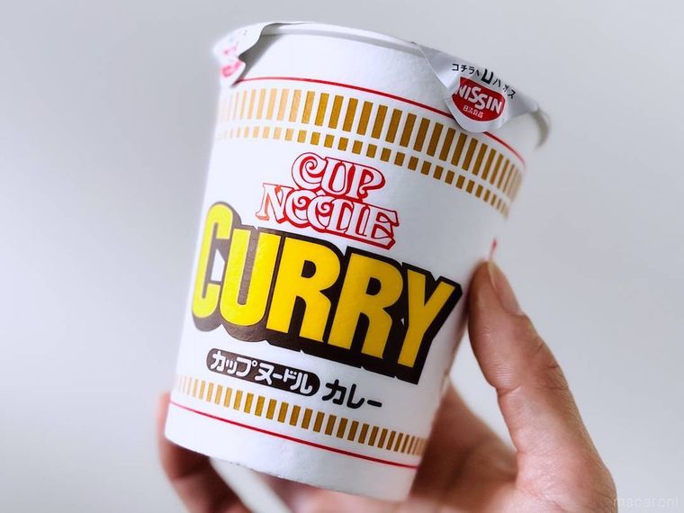カップヌードル カレーを手で持っている様子