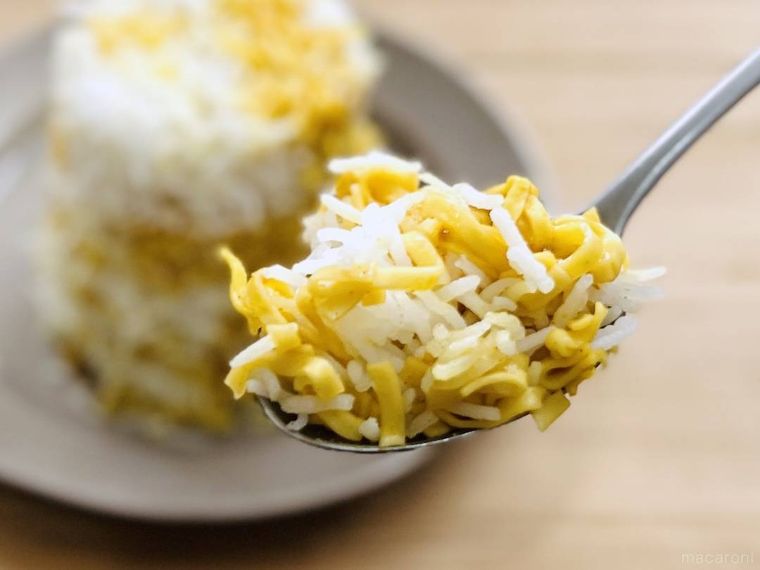 カップヌードルビリヤニをスプーンですくった様子