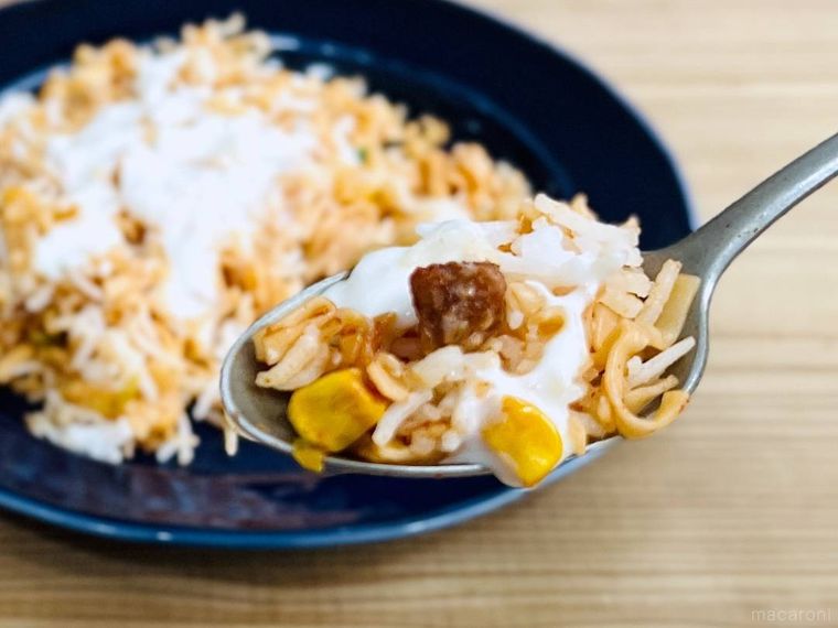 ヨーグルトをかけたカップヌードルビリヤニをスプーンですくった様子