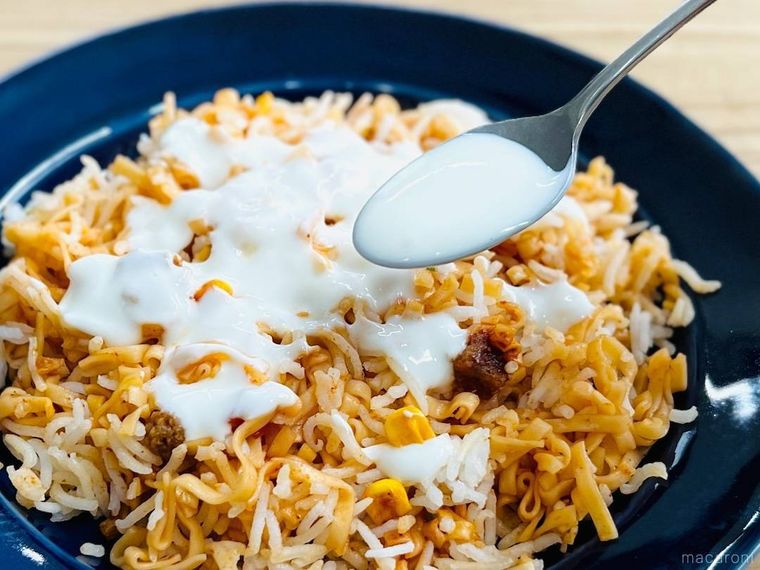 カップヌードルビリヤニにヨーグルトをかけている様子