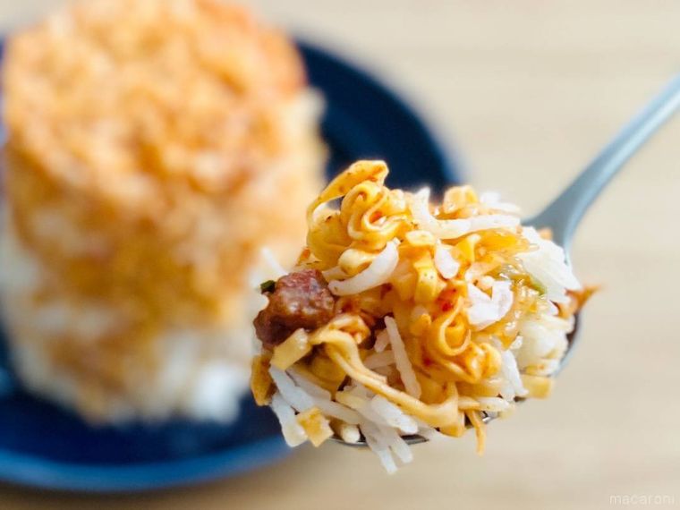 カップヌードルビリヤニをスプーンですくった様子