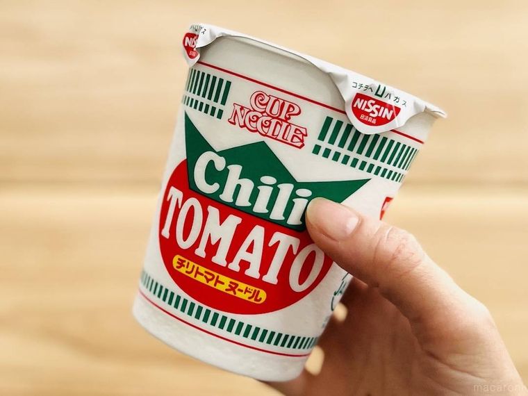 カップヌードル チリトマトヌードルを手で持っている様子
