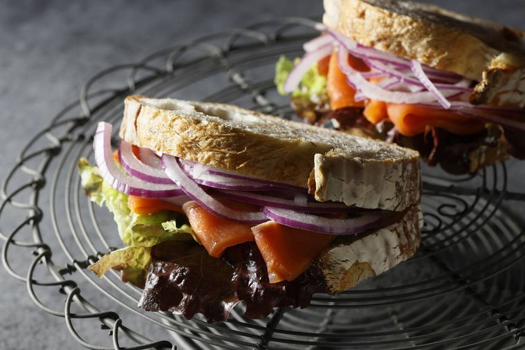 グランドニッコー東京 台場の高加水パンのスモークサーモンサンド