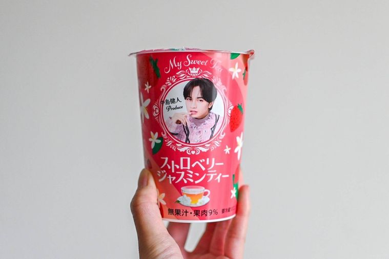 ドリンクを持っているところ