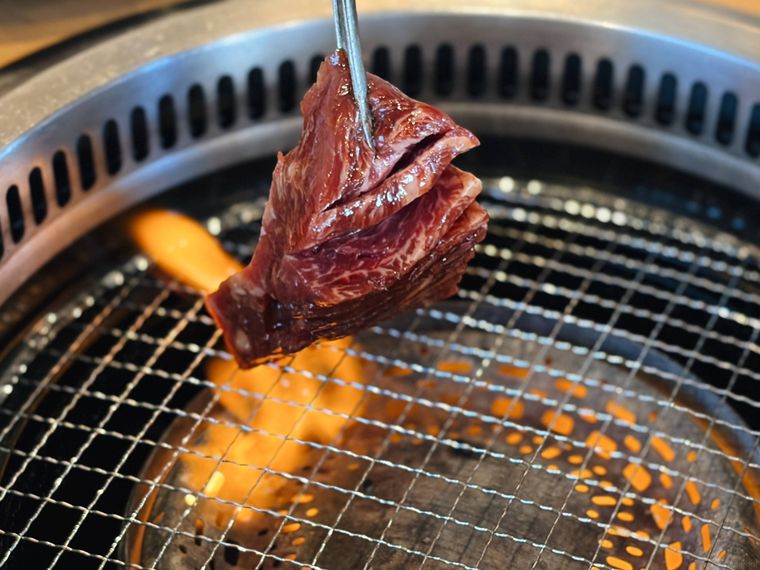 網に肉をのせる様子