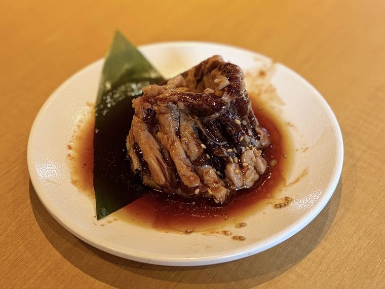 白い器にのったきんぐカルビ