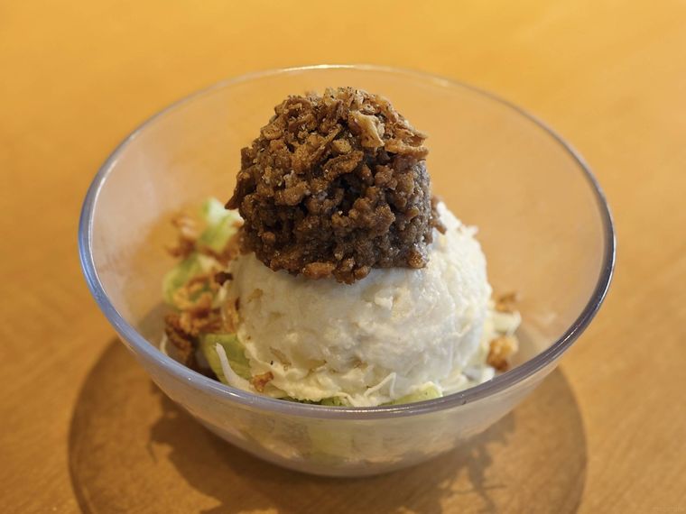 ガラスの器に入った肉ポテトサラダ