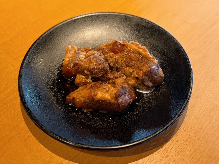 黒い器に盛られた炙り軟骨ソーキ