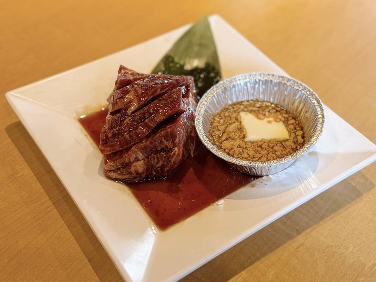 白い器にのったハラミ肉とガーリックバター