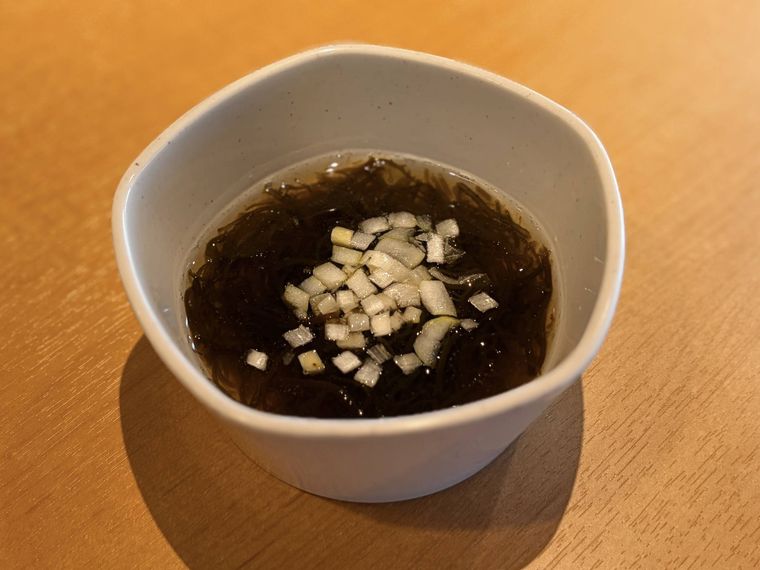 白い器に入ったもずく酢