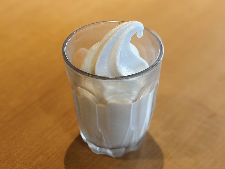 グラスに入ったバニラソフトクリーム