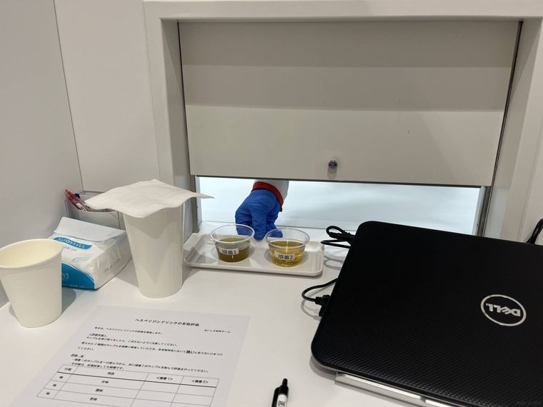 2つのカップを差し出している