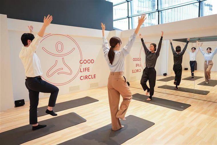 ヨガをしている