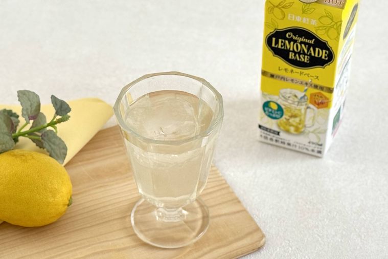 グラスに注がれた日東紅茶のレモネードベース