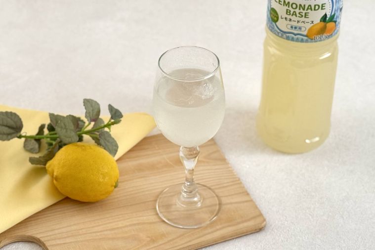 グラスに注がれた業務スーパーのレモネード