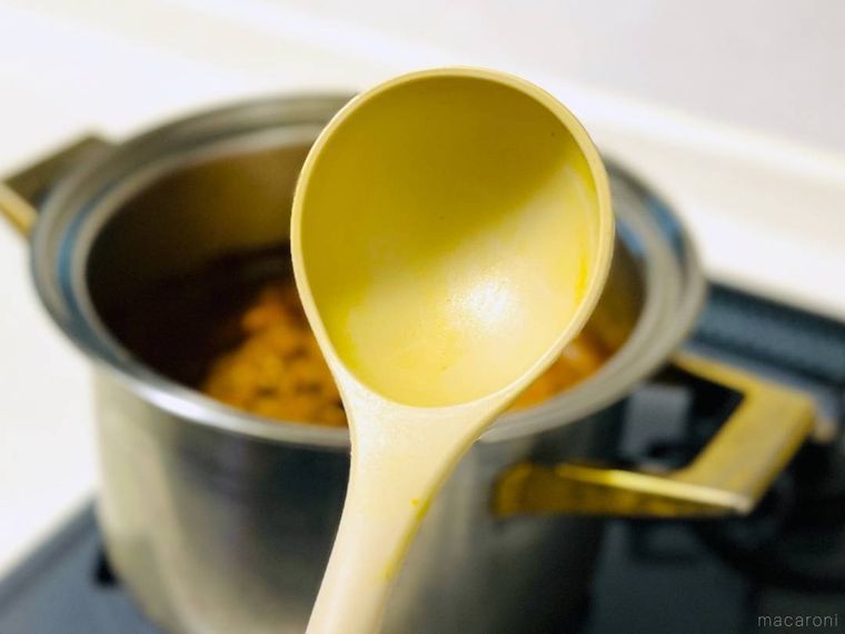 カレー鍋と、黄色く染まったお玉