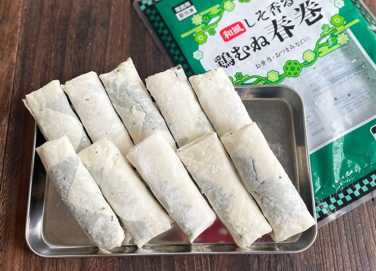 トレーに取り出した和風しそ香る鶏むね春巻の中身