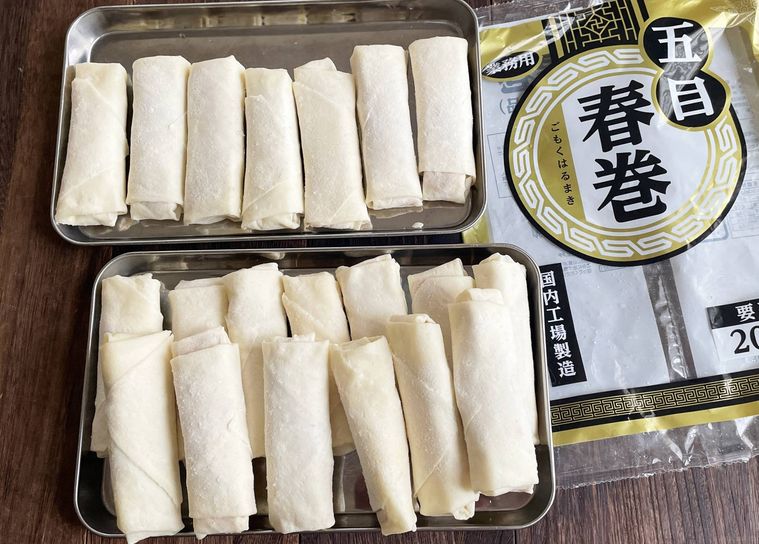 トレーに取り出した五目春巻きの中身