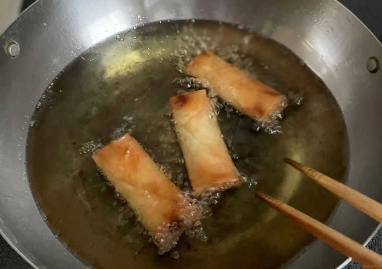 お肉たっぷり春巻を調理している様子