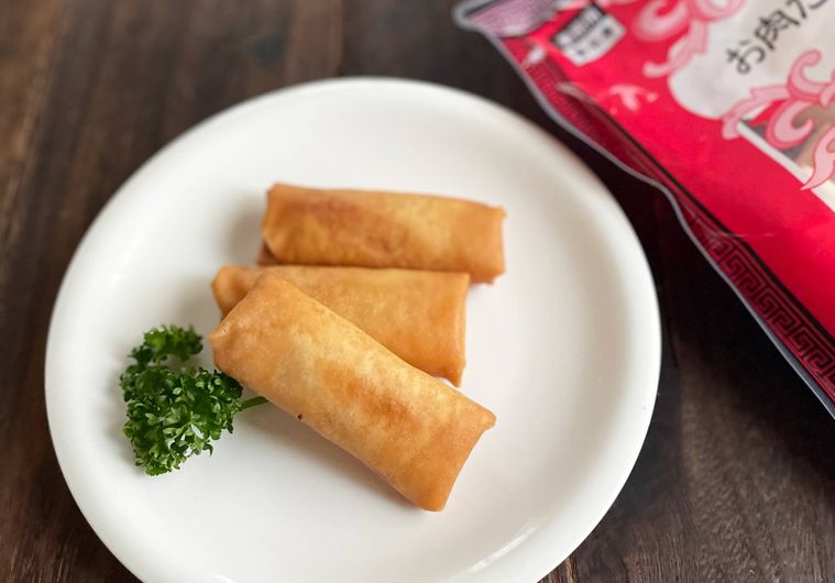 お皿に盛り付けたお肉たっぷり春巻