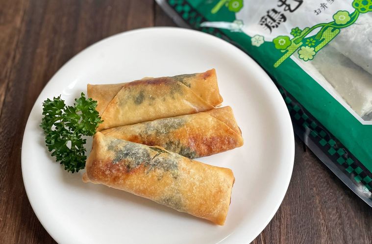 お皿に盛り付けた和風しそ香る鶏むね春巻