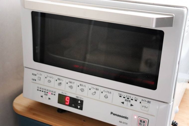 トースターで春巻きを調理している様子