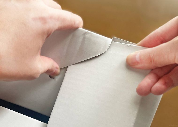 段ボールを組み立てている様子