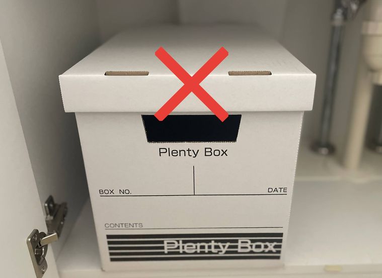 洗面台の下に段ボールを置いた様子