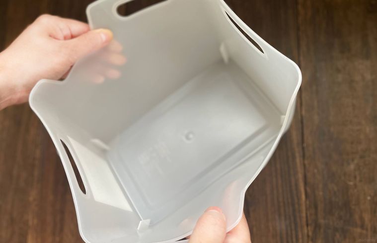 野菜ストッカーを手で広げている様子