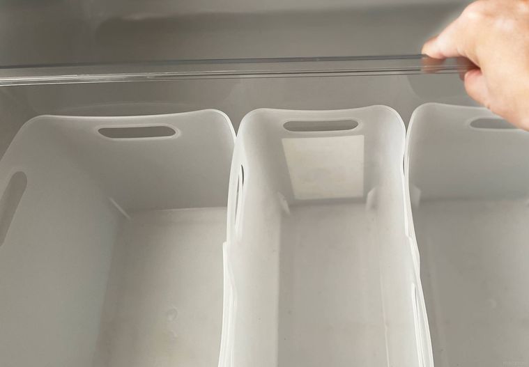 野菜室の上段の棚を引っ張り出そうとしている