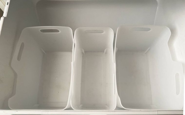 野菜室に収納ケースを並べた様子