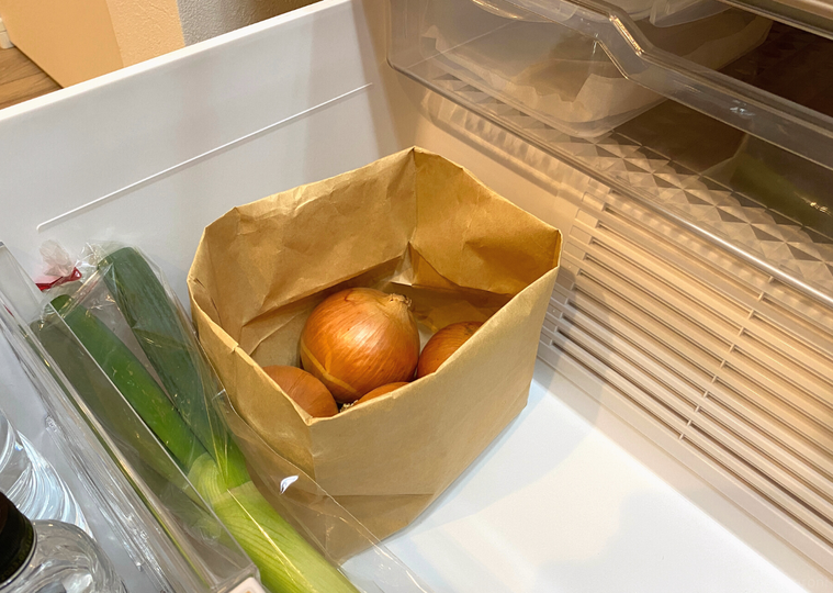 紙袋を使った冷蔵庫収納例