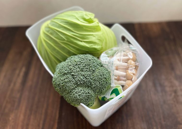 キャベツやブロッコリーを収納した野菜ストッカー