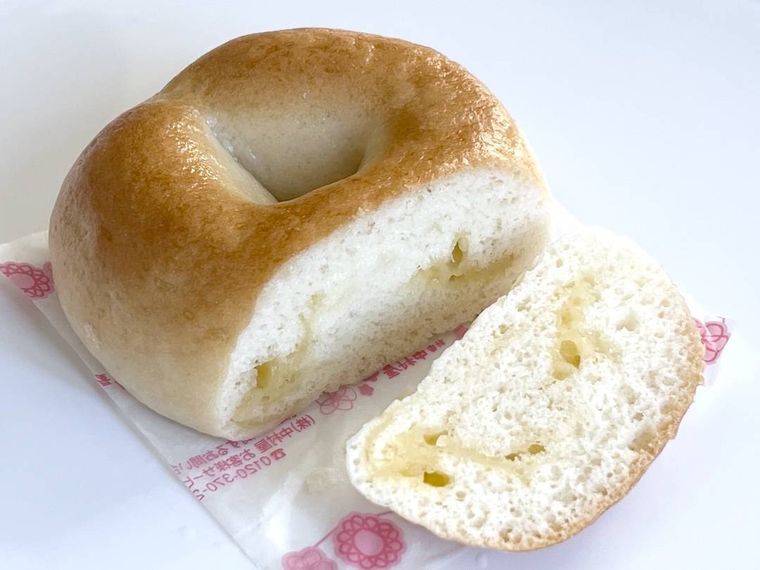 セブンイレブンのもっちり食感のチーズベーグルをカットした様子