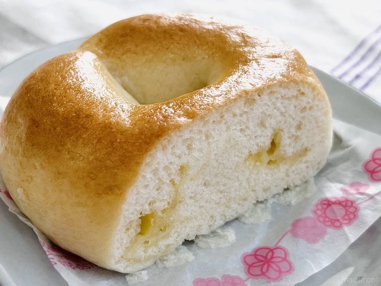 セブンイレブンのもっちり食感のチーズベーグルの断面